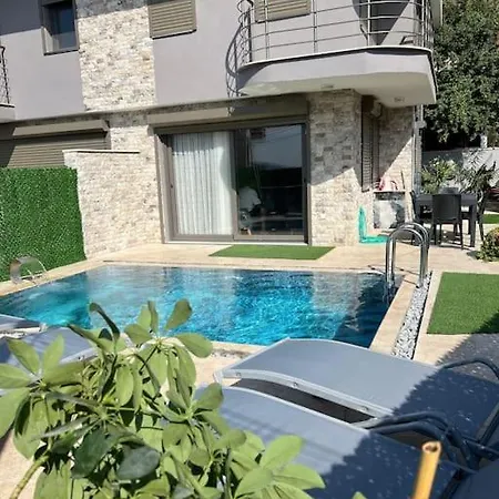Oezel Havuzlu Ruezgar * Kusadası