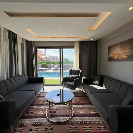 Oezel Havuzlu Ruezgar Villa Kusadası