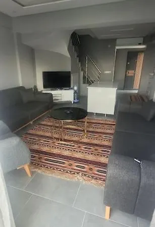 Oezel Havuzlu Ruezgar Kusadası
