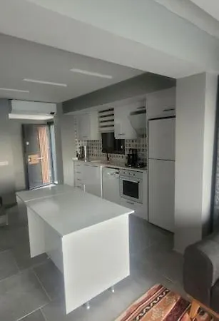 Oezel Havuzlu Ruezgar Vila *