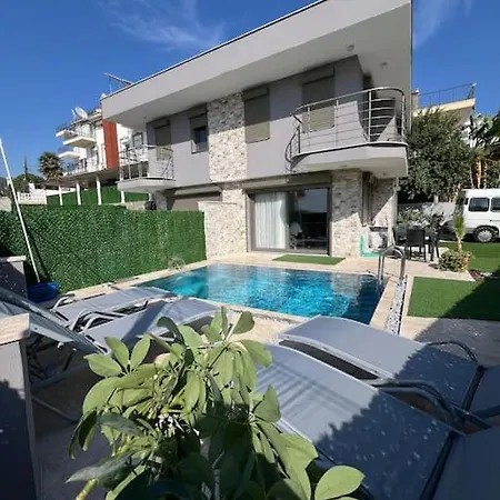 Oezel Havuzlu Ruezgar Kusadasi